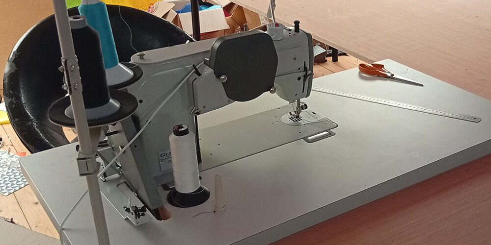 atelier-voilerie-reparation-kite-wing-2 Machine industrielle pour tissus épais